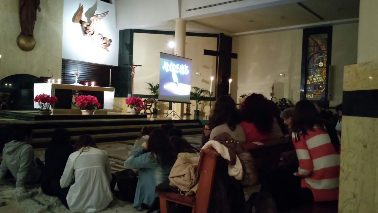 Los jóvenes de Málaga se reunen para rezar juntos en el primer Adoremus del año