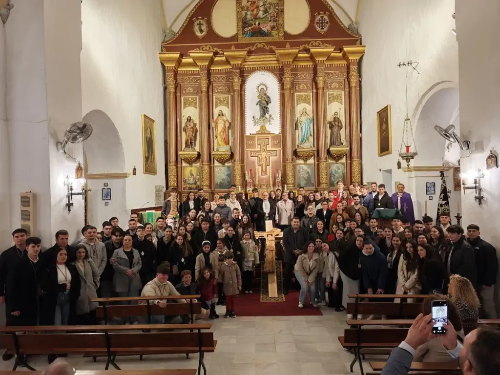 Los jóvenes cofrades de Vélez-Málaga se reúnen para rezar en torno a la cruz